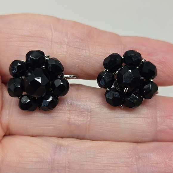 Coro Vintage Womens Earrings Facet Black Bead Flower Cluster Screw Back Fashion - Picture 6 of 7